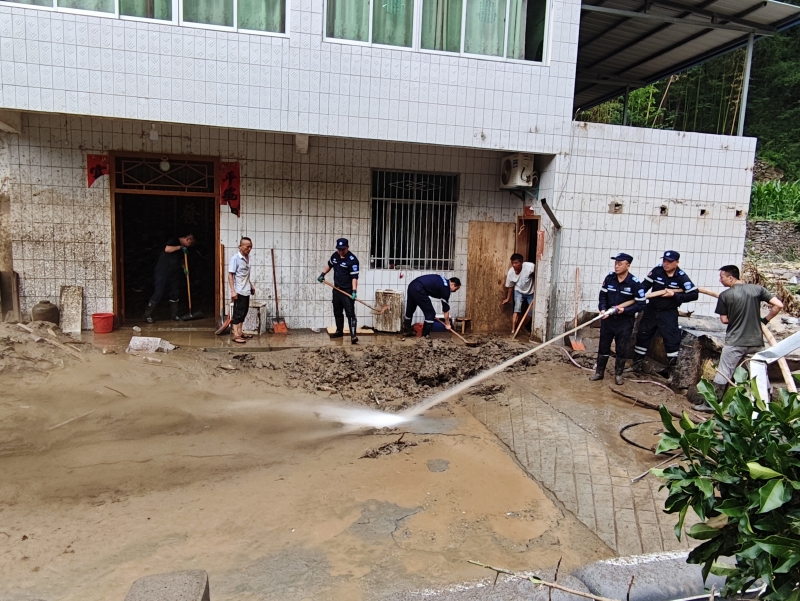 鄖西縣應急管理局工作人員為受災居民家中清淤消殺。劉彤攝
