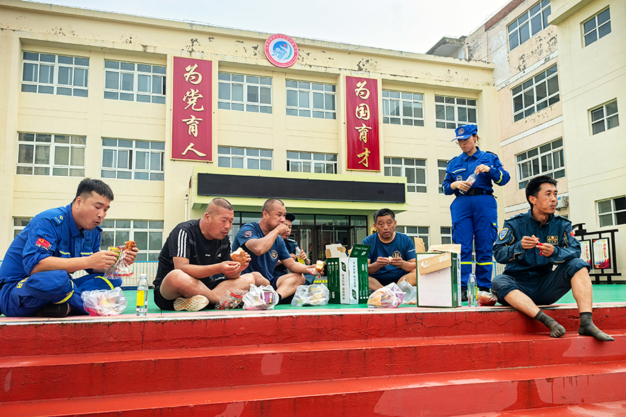 參與救援人員抓緊時間補給。天津市薊州區委宣傳部供圖